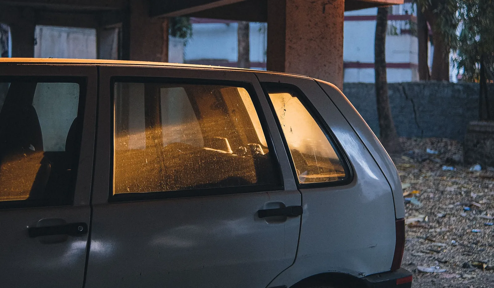Coche clásico guardado en un garaje en penumbra durante el invierno
