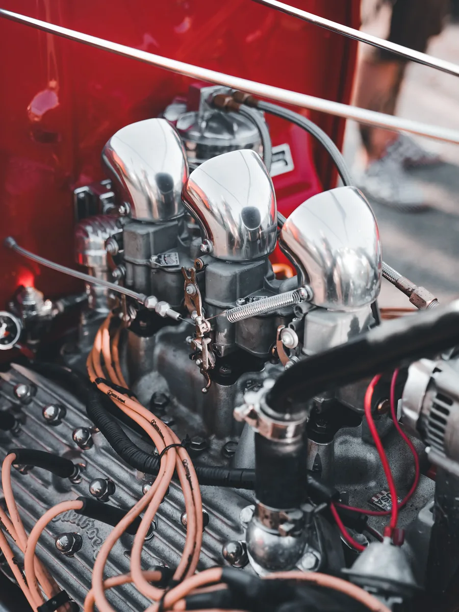 Motor con carburadores en el taller